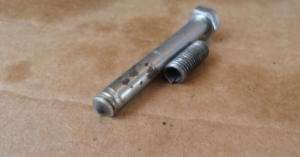 Лопнул болт в резьбе , КАК ВЫКРУТИТЬ сломанный болт,.mp4