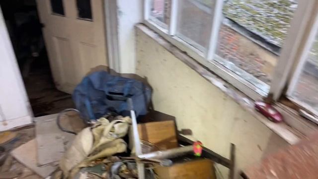 We Explore This Spooky Farm House!! смотреть онлайн