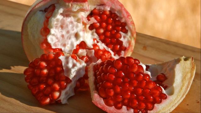 'How to cut a Pomegranate' - a poem by Imtiaz Dharker, read by Lis Goodwin - your voice coach смотреть онлайн