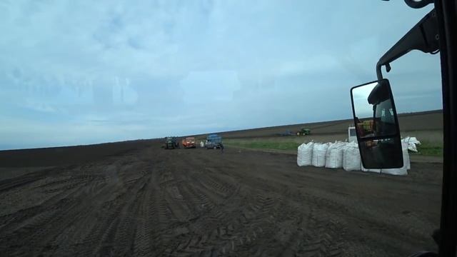 Дожди не дают работать. Ни как не закончим сажать картофель. смотреть онлайн