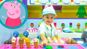 Настя играет в профессии повара и кондитера на детской площадке