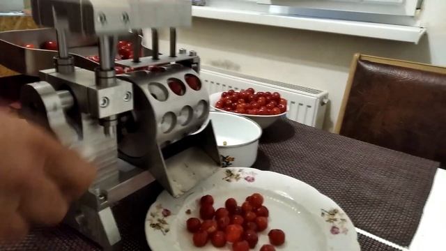 УДАЛЕНИЕ КОСТОЧЕК ИЗ ВИШНИ . БЫСТРО, НАДЁЖНО, БЕЗОПАСНО . смотреть онлайн