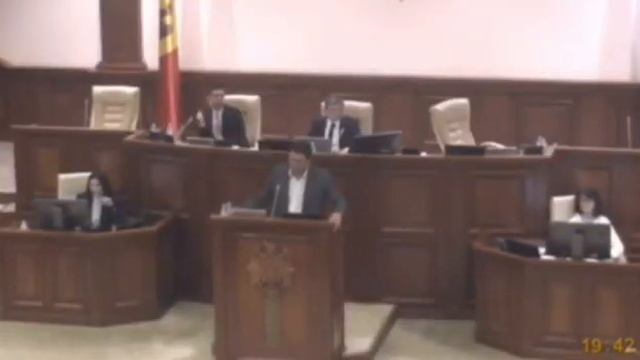 Депутату молдавского парламента Односталко выключили микрофон, когда он затронул тему энергоресурсо смотреть онлайн