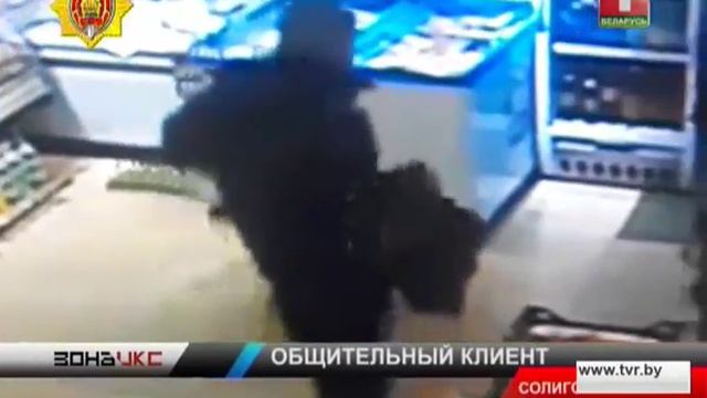 Клиент заговорил кассиров и они забыли взять с него деньги. Зона Х смотреть онлайн