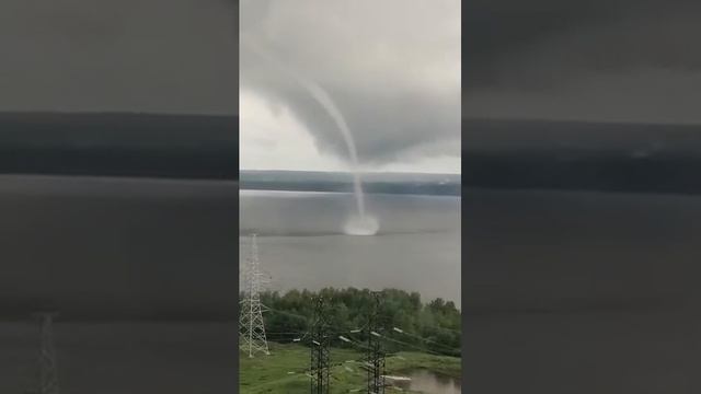 Смерч появился там, где его совсем не ждали...река Кама, Пермский край, 20 июня 2022. смотреть онлайн