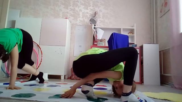 Играем в ТВИСТЕР ,-НЕМНОГО ГИМНАСТИКИ,- -вы токого ещё не видели! смотреть онлайн