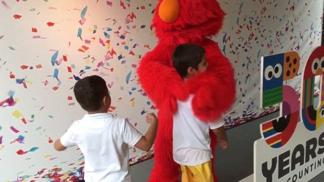 Сша ?? Обнимашки с Элмо из Улицы Сезам смотреть онлайн