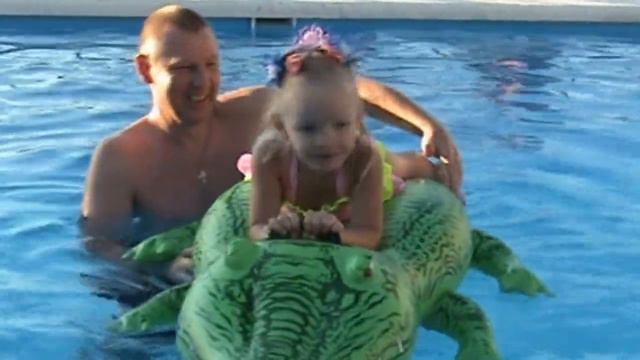 В БАССЕЙНЕ С КРОКОДИЛОМ Архипо-Осиповка видео для детей swimming in the pool with the crocodile смотреть онлайн