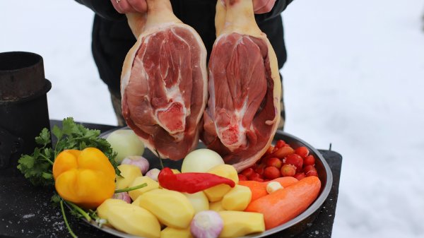 Свиные рульки с овощами в афганском казане