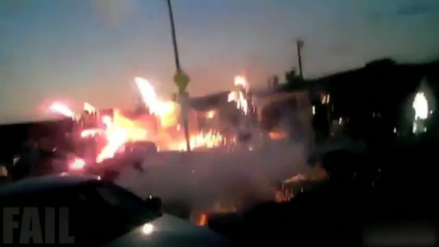 Взрыв нелегальных фейерверков смотреть онлайн