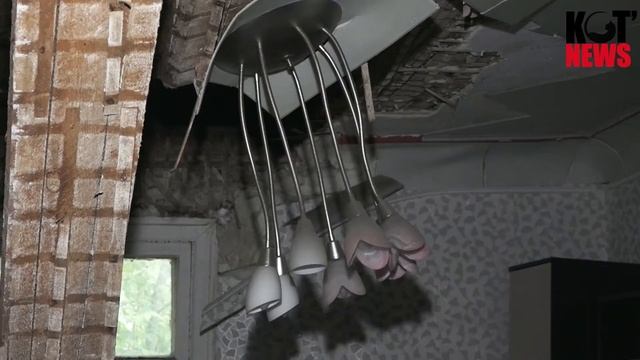 За минуту до обрушения потолка внучка вывела бабушку из комнаты смотреть онлайн