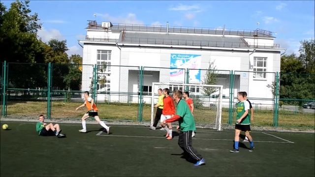 Грррррамотный розыгрыш штрафного удара, продавили "стенку", вратарь про ворота забыл. смотреть онлайн