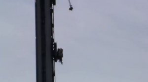 Люди падают с высоты птичьего полёта.