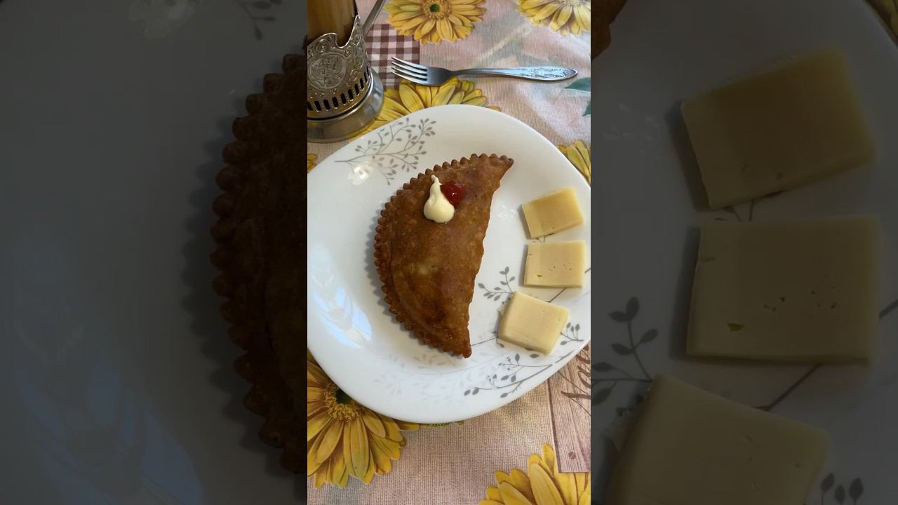 На завтрак у меня сегодня чебурек с мясом, добавил немного кетчупа и майонеза, сыр и цикорий