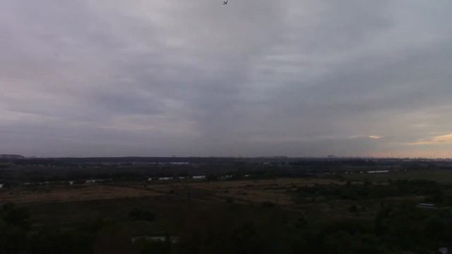 Приближение теплого атмосферного фронта на закате дня. Таймлапс.