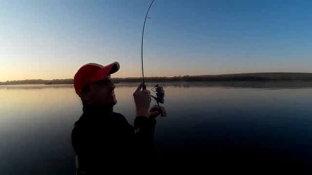 Рыбалка ультралайт Ловля окуня спиннингом с лодки смотреть онлайн