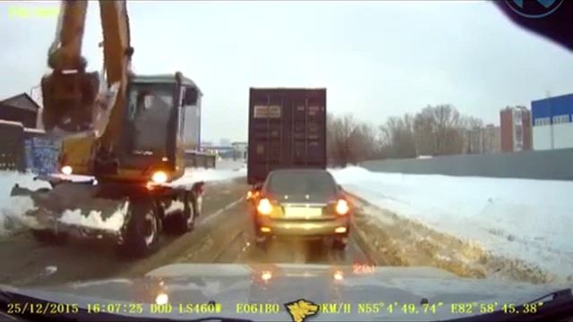 Экскаваторщик толкает фуру смотреть онлайн