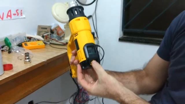 Soprador térmico DeWALT D26414 com display смотреть онлайн