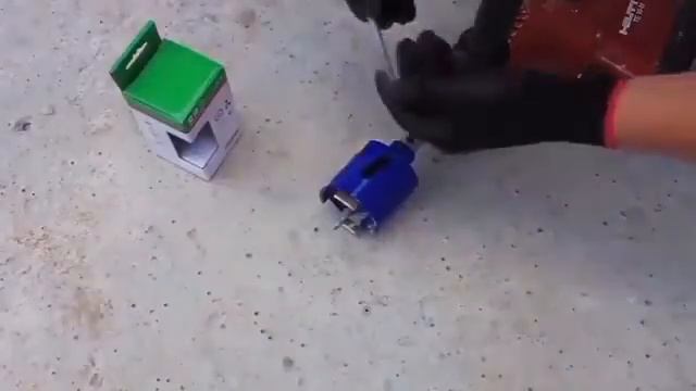 Отверстие в бетоне для подрозетника!