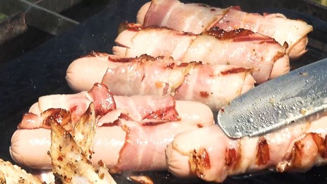 Завтрак на доске гриль или вкусные крылышки с сосками в беконе смотреть онлайн