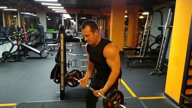 На бицепс, если нет скамьи Скота. #качалка#персональныйтренер#силовыеупражнения#фитнес#бицепс