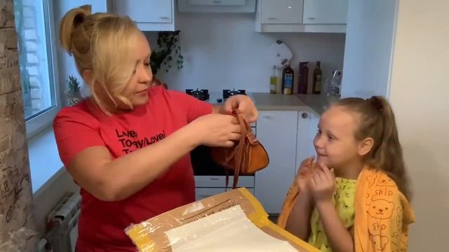 ?РАСПАКОВКА ПОСЫЛКИ?ПОДАРКИ ОТ ДИНЫ И ОТ КАНАЛА «МАРИНА ПЛЮС ЖУЖА" 26 мая 2020 г. смотреть онлайн