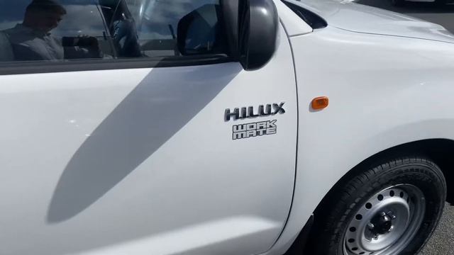 2014 Toyota Hilux 2WD Dual Cab смотреть онлайн