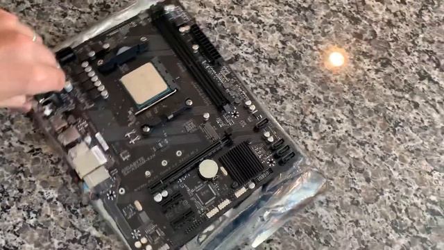 $40 Ryzen AM4 Motherboard!!! Gigabyte A320-S2H Overview! смотреть онлайн