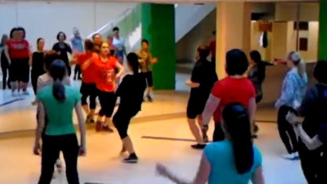 Zumba Fitness cu INA Bachata смотреть онлайн