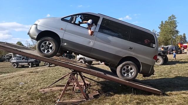 Hyundai Starex 4x4 with front LOKKA - Saigon 4x4 - rovnovážna rampa смотреть онлайн