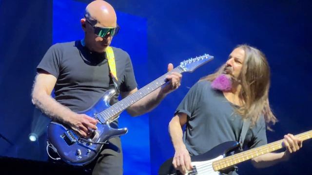 Joe Satriani - Blue Foot Groovy ending solo @ L'Olympia Paris 2023 смотреть онлайн