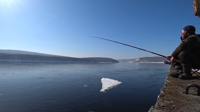Рыбалка на Енисее с Виктором. Выезд 19.03.17. Ловля плотвы (сороги) и хариуса. смотреть онлайн
