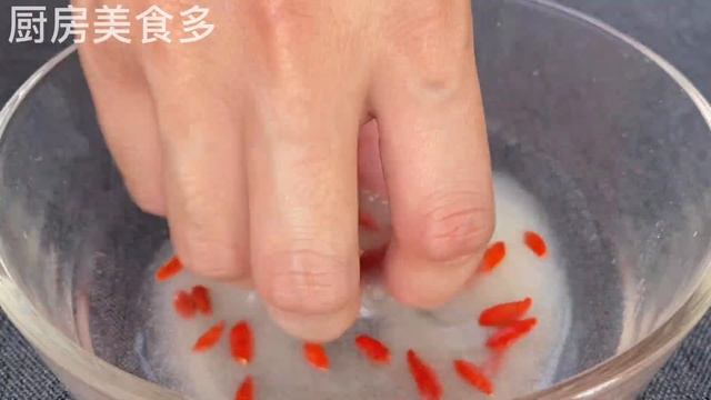 【廚房美食多】桂圓殼不要在扔掉了，原來作用這麼厲害，懂的人都把它當作寶，解決了很多朋友的大煩惱，省錢又實用