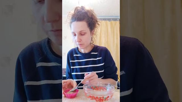 Пеку кексы с брусникой под психоаналитический разбор причин неприятия неидеального контента смотреть онлайн