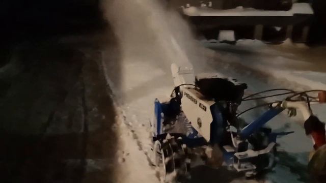 Танюшка убирает снег мотоблоком смотреть онлайн