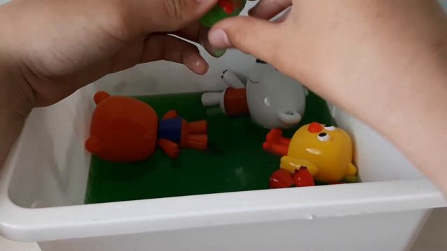 Ми-ми-мишки. Купание с БОМБОЧКОЙ ДЛЯ ВАННЫ 2. смотреть онлайн