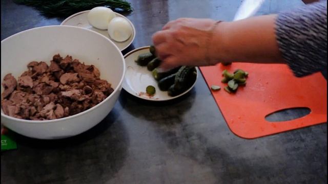 САЛАТ ИЗ КУРИНОЙ ПЕЧЕНИ. ЗАМЕНИТ УЖИН смотреть онлайн