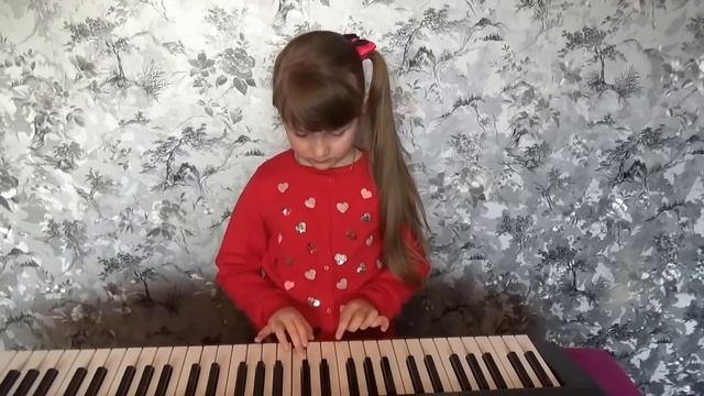 Ребенок играет на пианино. Полька.Калинка малинка. Зайчик смотреть онлайн