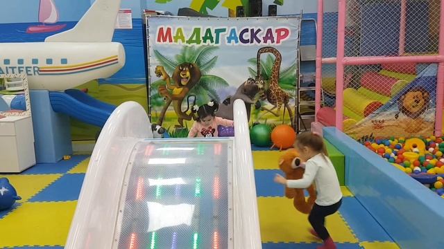play indoor Madagascar in triumf. #2 Iymonaqiz bolalar maydonchasida! смотреть онлайн