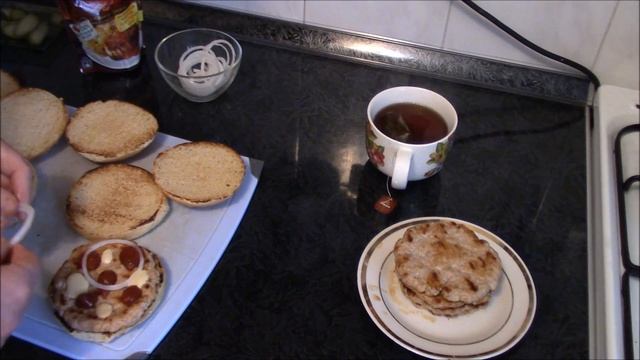 Гамбургеры и чизбургеры домашние. Котлеты для гамбургеров. Как сделать гамбургер. смотреть онлайн