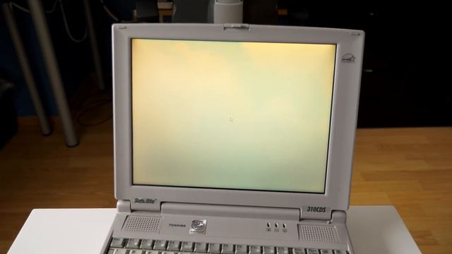 Toshiba Satellite 310CDS: A Solid (but Boring) Retro Laptop смотреть онлайн