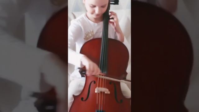 Играю на виолончели