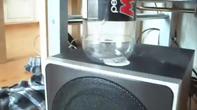 Bass vibration with Logitech Z4 смотреть онлайн