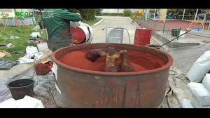 Подготовка смеси для укладки бесшовного покрытия из резиновой крошки