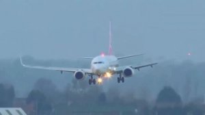 Опасные посадки самолетов. Сильный ветер.