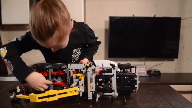 Собрал по инструкции LEGO Technic 9397 рассказываю про механизмы смотреть онлайн