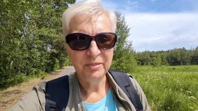 Одна на даче. Газонокосилка, садовые ножницы и я. Скучаю. Холодно загорать. Но я загораю. смотреть онлайн