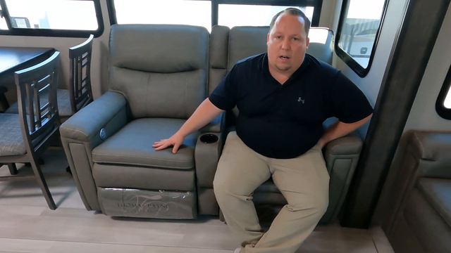 Grand Design Does Bunk House 5th Wheels Different! Solitude 3550BH смотреть онлайн