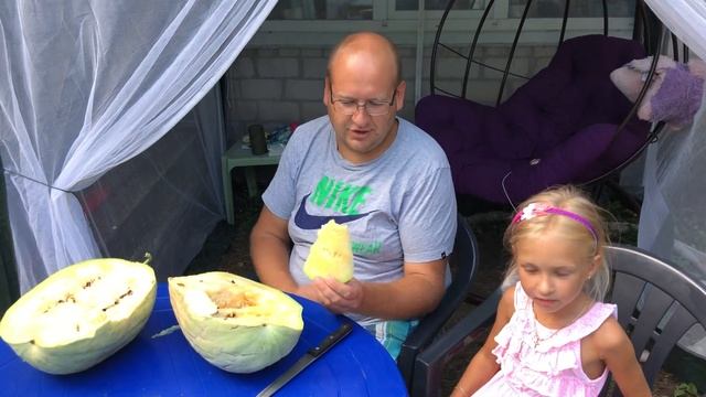 Пробуем с Миланой оранжевый арбуз КОРОЛЬ ПУСТЫНИ. смотреть онлайн