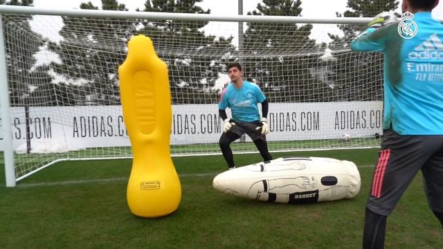 Train like a Real Madrid goalkeeper! | Courtois, Lunin & Altube смотреть онлайн